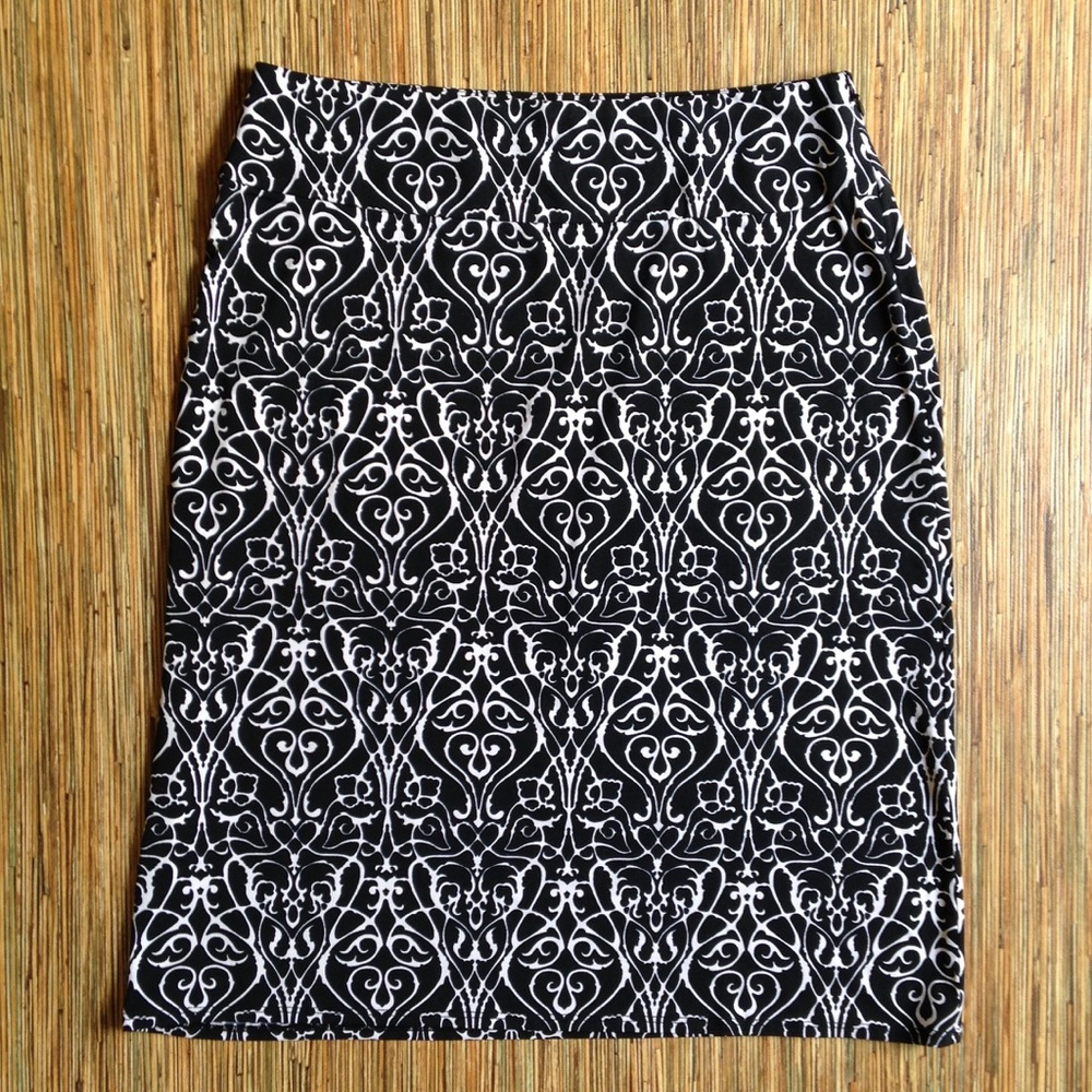 Tahari Skirt Black White Print Similar to Damask